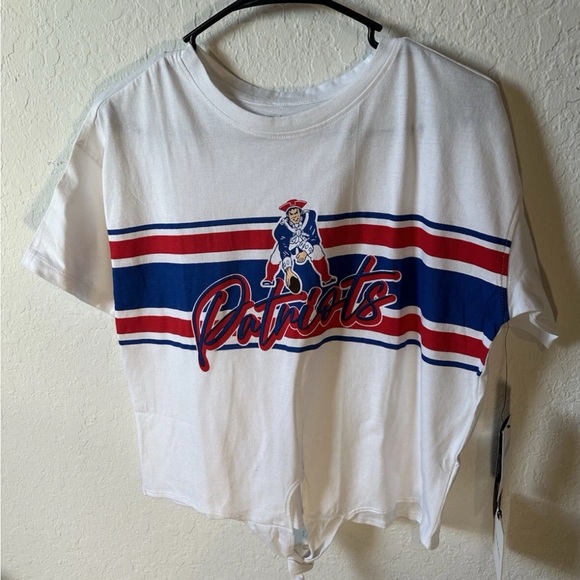 Women’s XS New England Patriots WEAR By Erin Andrews Front Tie Retro T-Shirt NWT - Picture 1 of 5